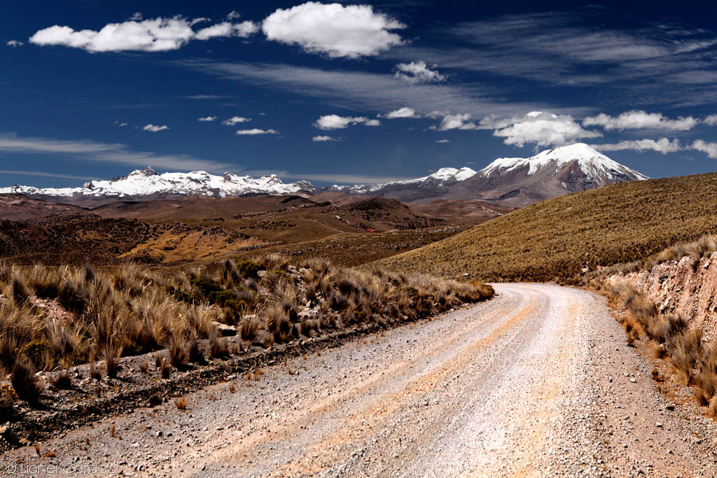 Photographie Art Altiplano, ainsi que ses volcans. Photo d'art de paysage nature et montagne de Lionel Caracci, qui expose par ailleurs son travail chez Krom Galerie Lyon.