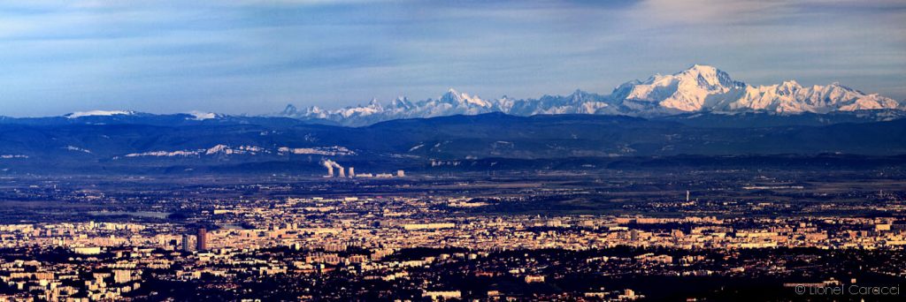 Photo du Mont-Blanc vu depuis Lyon. Photographie d'art de Lyon de Lionel Caracci, qui expose par ailleurs ses décorations murales chez Krom Galerie.