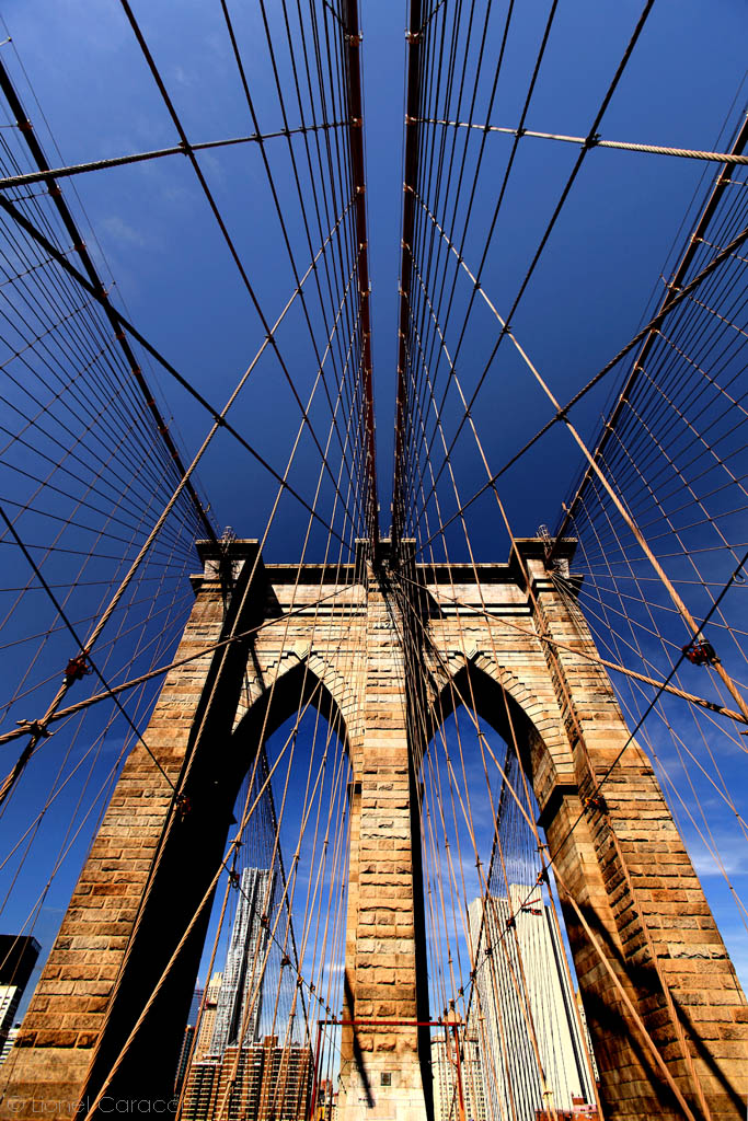 Photo Art Brooklyn Bridge, à New-York. Photographie d'art de ville de Lionel Caracci, qui expose par ailleurs son travail chez Krom Galerie Lyon.