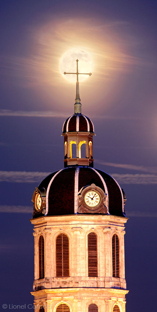 Tableau photo de Lyon de nuit, ainsi que le clocher de la Charité. Photographie d'art de Lionel Caracci, qui expose par ailleurs son travail chez Krom Galerie Lyon.