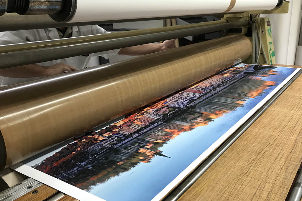 Le papier photo est collé sur une plaque d'aluminium par laminage