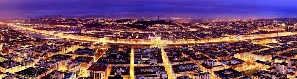 Photographie Panoramique Lyon de nuit. Photo d'art de Lionel Caracci, qui expose par ailleurs son travail chez Krom Galerie Lyon.