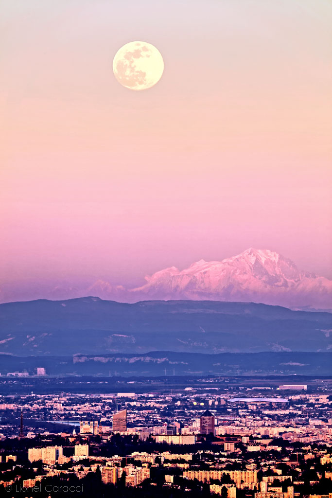 Photo Lyon et Alpes- Mont Blanc et Lune - © Lionel Caracci Krom Galerie