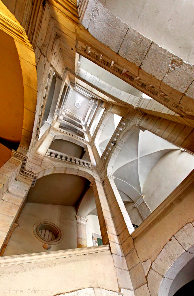 Tirage Art Escalier Lyon, ainsi que l'architecture Lyonnaise. Photo de Lionel Caracci, qui expose par ailleurs son travail chez Krom Galerie Lyon.