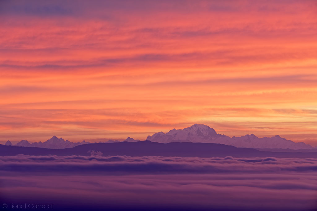 Tableau photo du Mont Blanc au dessus des nuages. Photographie d'art des Alpes de Lionel Caracci, qui expose par ailleurs son travail chez Krom Galerie Lyon.