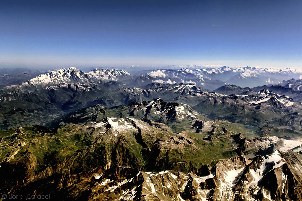 Photo des Alpes avec le Mont Blanc vu d'avion. Photographie d'art de montagne de Lionel Caracci, qui expose par ailleurs son travail chez Krom Galerie Lyon.
