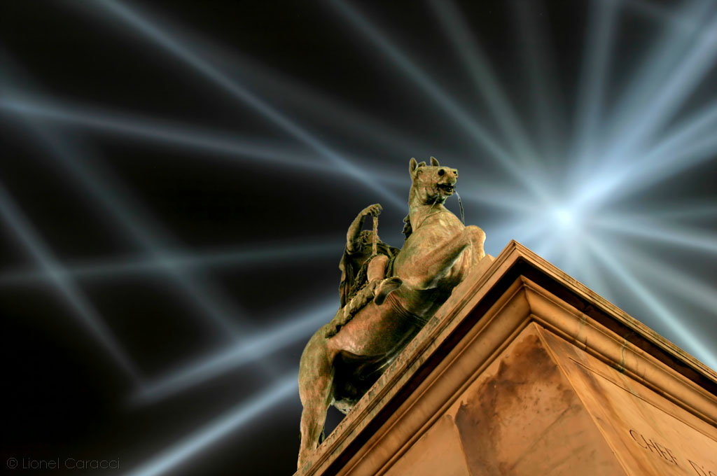 Photo Lyon Nuit - Statue équestre Louis XIV - © Lionel Caracci Krom Galerie
