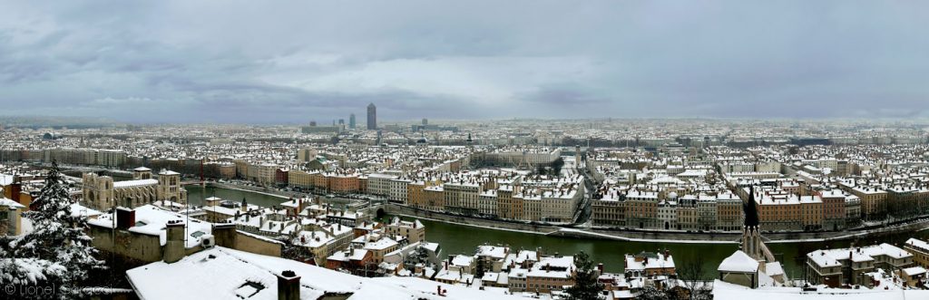 Belle Photo panoramique de Lyon sous la neige. Photographie d'art de Lionel Caracci, qui expose par ailleurs son travail chez Krom Galerie Lyon.