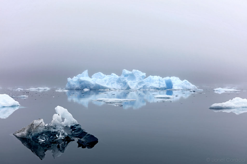 Galerie photos paysage : photographie Art Iceberg, au Groenland. Photo de nature de Lionel Caracci, qui expose par ailleurs son travail chez Krom Galerie Lyon.