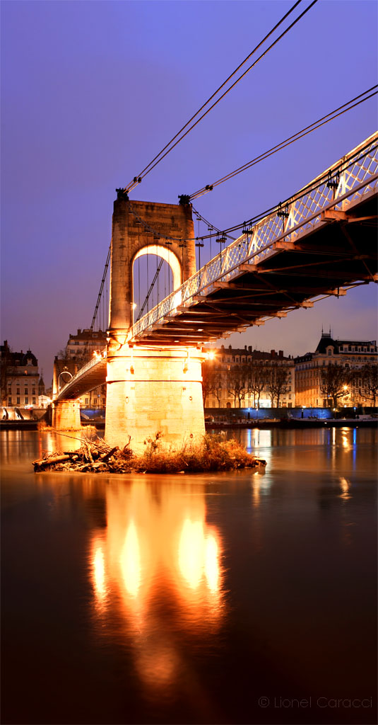 Belle Photo de Lyon, ainsi que ses architectures de pont. Photographie d'art de Lionel Caracci, qui expose par ailleurs son travail chez Krom Galerie Lyon.