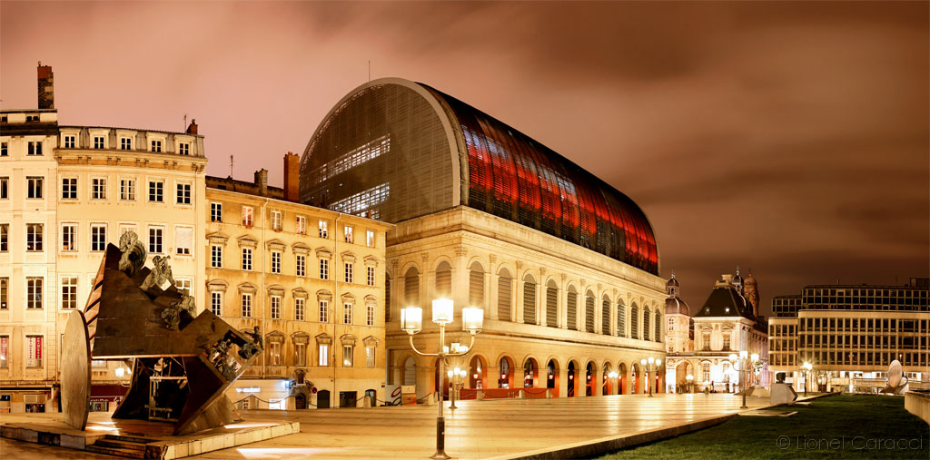 Photographie Art Opéra Lyon, ainsi que l'Hôtel de Ville. Photo de Lionel Caracci, qui expose par ailleurs son travail chez Krom Galerie Lyon.