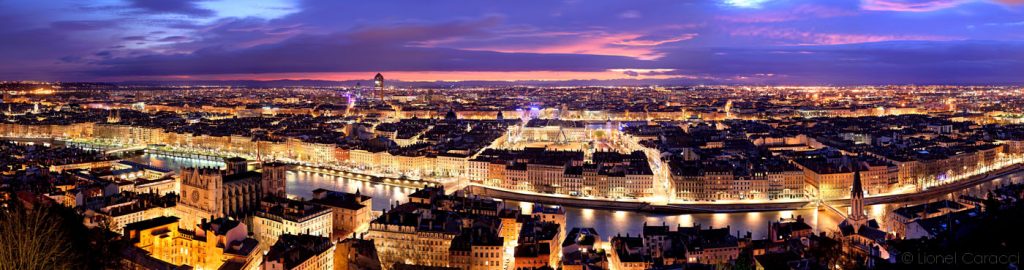 Photo panoramique de Lyon de nuit. Photographie d'art de Lyon de Lionel Caracci, qui expose par ailleurs son travail chez Krom Galerie Lyon.