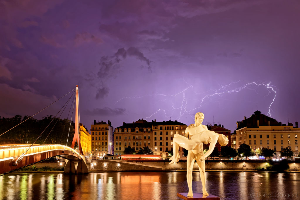 Photo de la statue "The weight of oneself", durant un orage. Photographie d'art de Lyon de Lionel Caracci, qui expose par ailleurs son travail chez Krom Galerie Lyon.