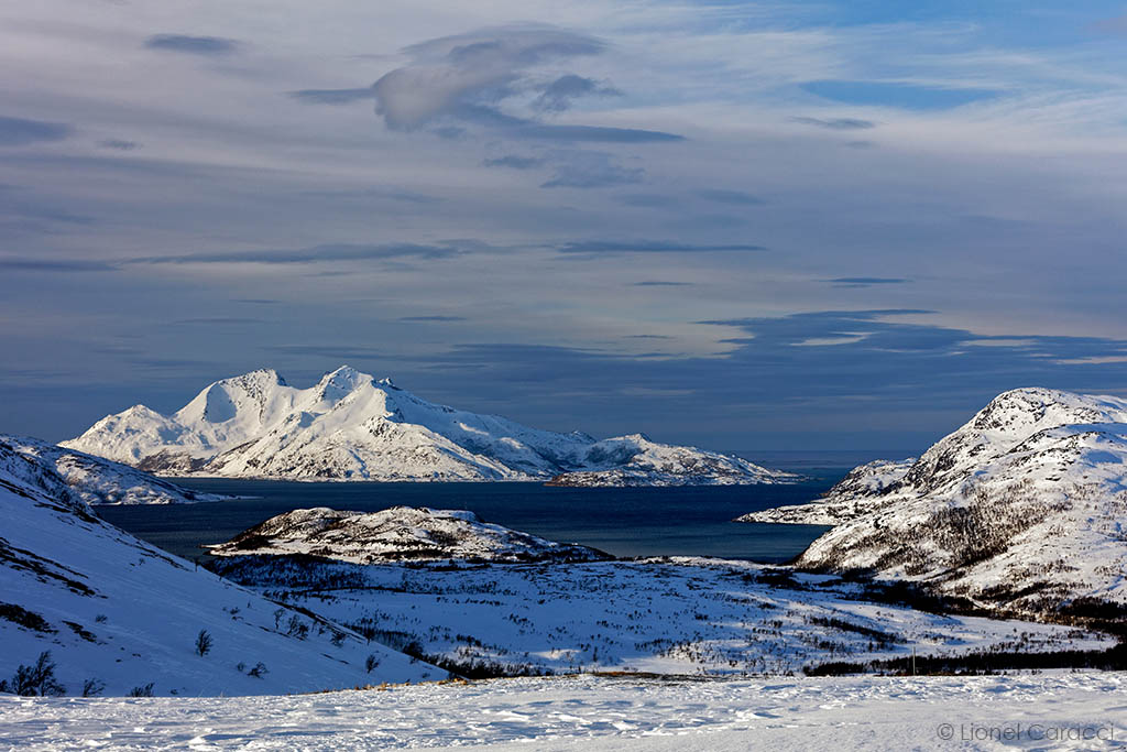 Photo de paysage de neige, Fjord en Norvège. Photographie d'art de paysage de montagne de Lionel Caracci, qui expose par ailleurs ses décorations murales chez Krom Galerie Lyon.