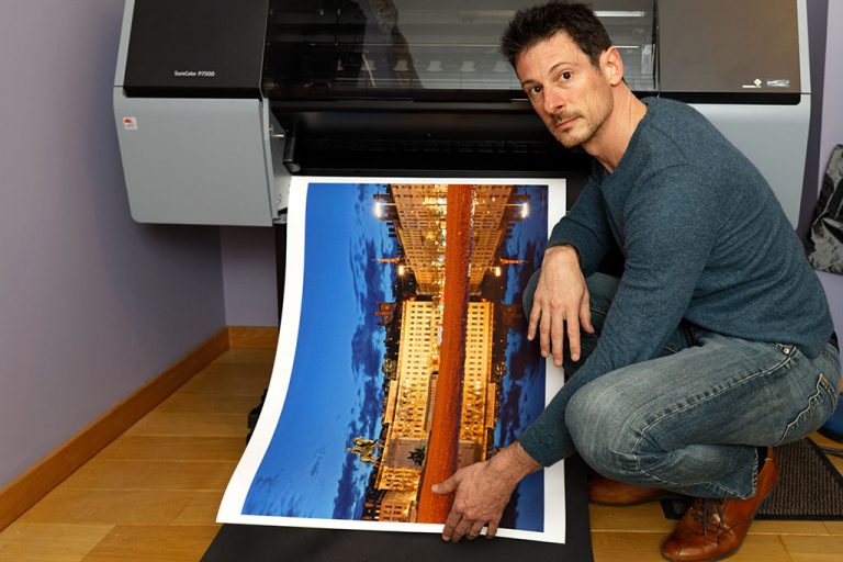 Lionel Caracci devant l'imprimante avec laquelle il réalise ses tirages