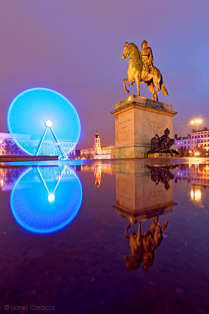 Photo Lyon - Reflet de la Statue de Louis XIV et de la grande roue - © Lionel Caracci Krom Galerie