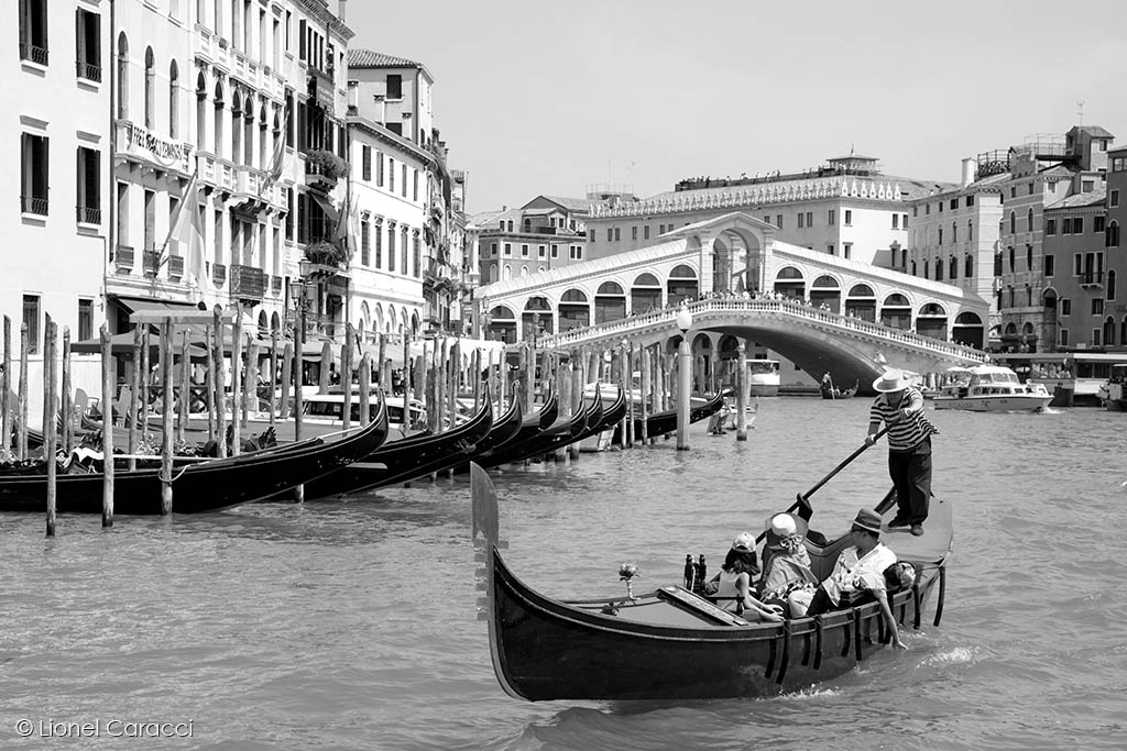 Photographie Art Venise, ainsi que le Rialto, en noir et blanc. Photo d'art de ville de Lionel Caracci, qui expose par ailleurs son travail chez Krom Galerie Lyon.