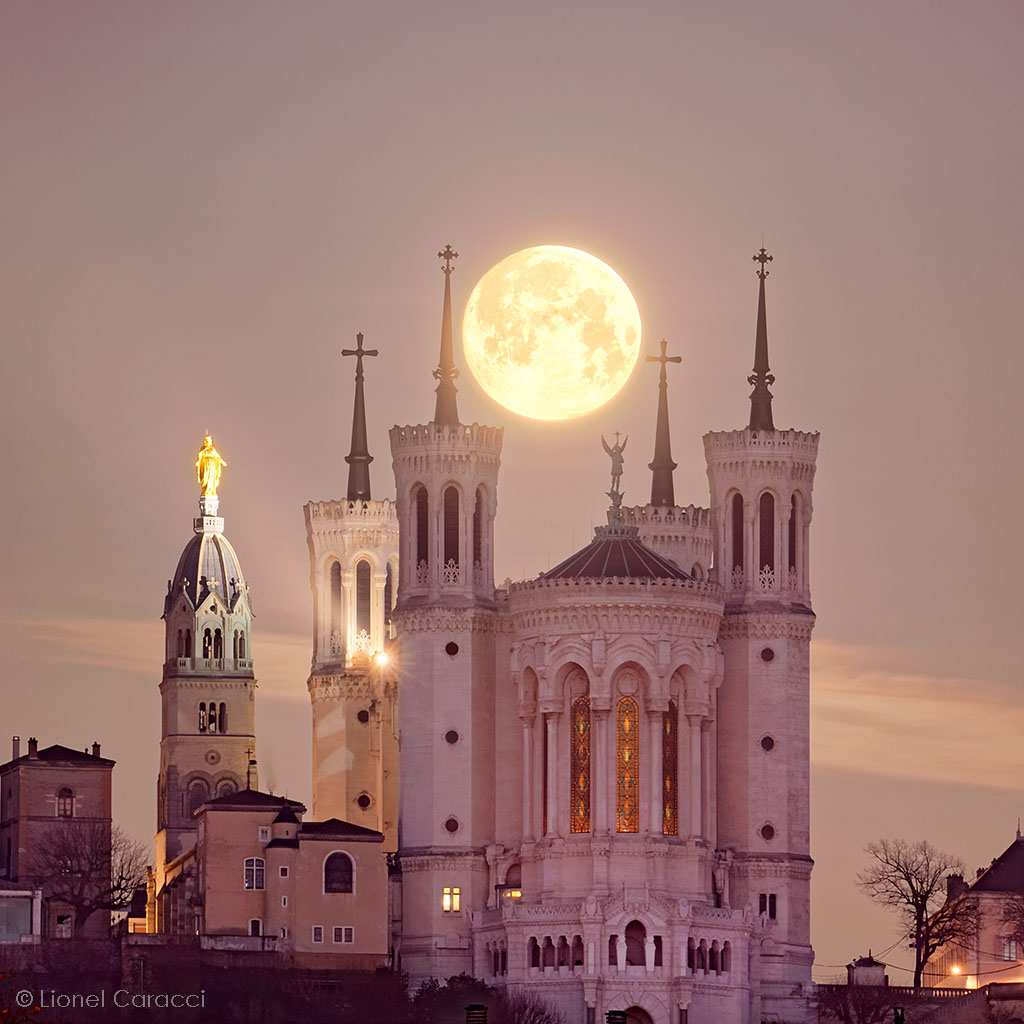 Photo Lyon - Pleine Lune derrière Fourvière - © Lionel Caracci Krom Galerie