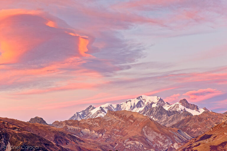 Photo du Mont-Blanc au coucher du soleil, dans les Alpes. Photographie d'art de montagne de Lionel Caracci, qui expose par ailleurs ses décorations murales chez Krom Galerie Lyon.