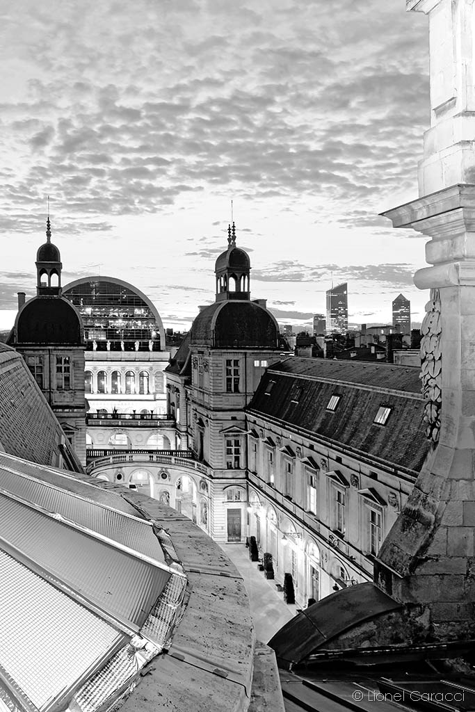 Photo Noir et Blanc de Lyon : cour de l'Hôtel de Ville, ainsi que l'Opéra. Photographie d'art de Lionel Caracci, qui expose par ailleurs ses décorations murales chez Krom Galerie Lyon.