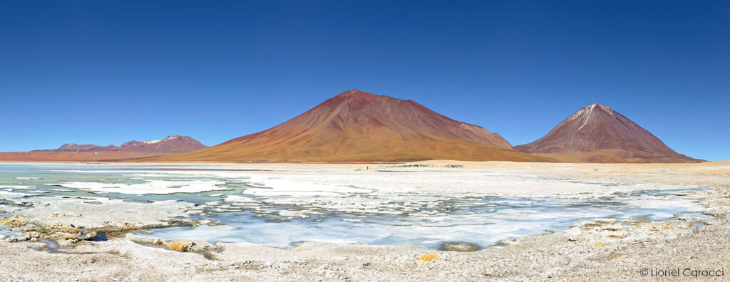 Tableau photo de paysage : lagune de Bolivie ainsi que des volcans de la Cordillère des Andes. Photographie d'art de montagne de Lionel Caracci, qui expose par ailleurs son travail photo chez Krom Galerie Lyon.