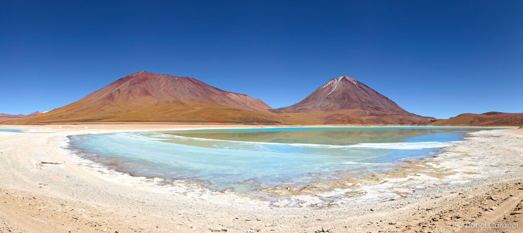 Photo Lagune Altiplano, ainsi que des volcans en Bolivie, dans la Cordillère des Andes. Photographie d'art de montagne de Lionel Caracci, qui expose par ailleurs son travail chez Krom Galerie Lyon.