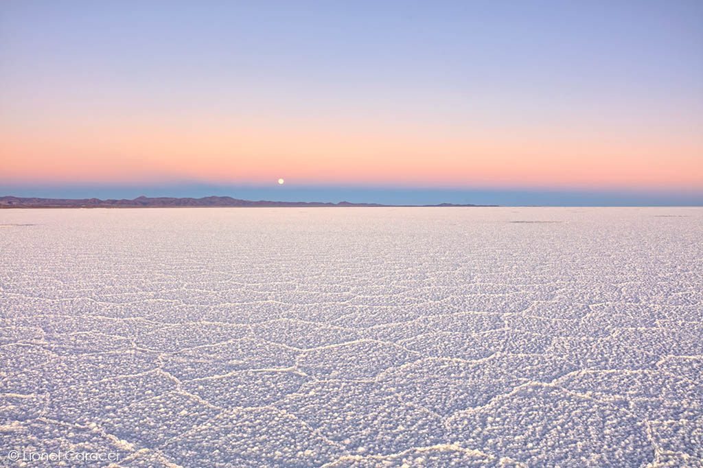 Photo Salar Uyuni, et lever de Lune en Bolivie. Photographie d'art de paysage de Lionel Caracci, qui expose par ailleurs son travail chez Krom Galerie Lyon.