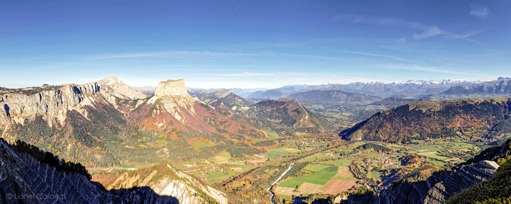Photo du Massif du Vercors dans les Alpes : Mont Aiguille et Grand Veymont. Photographie d'art de montagne de Lionel Caracci, qui expose par ailleurs son travail photo chez Krom Galerie Lyon.