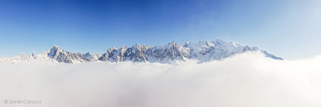 Cadre photo montagne : massif du Mont-Blanc au dessus des nuages. Photographie d'art de montagne de Lionel Caracci, qui expose par ailleurs son travail chez Krom Galerie Lyon.