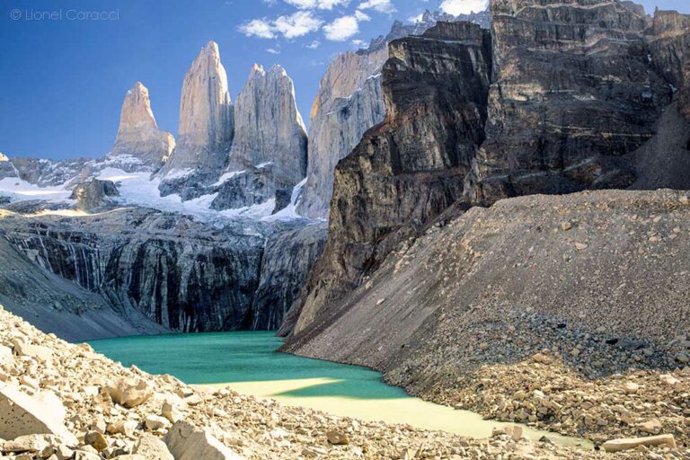 Photo des Torres del Paine en Patagonie. Photo de montagne à acheter de Lionel Caracci, qui expose par ailleurs son travail chez Krom Galerie Lyon.