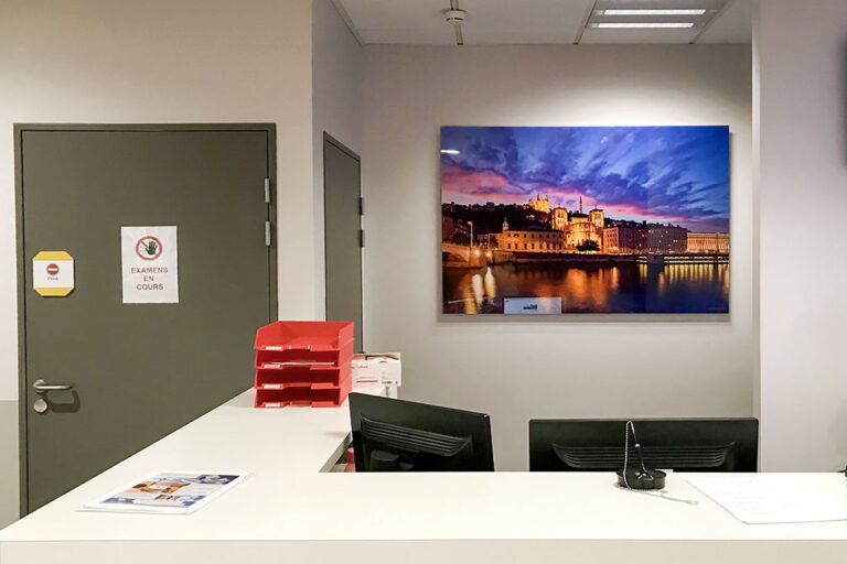 Décoration de bureau professionnel, photographie de Lyon sous plexiglas réalisée par le photographe Lionel Caracci. Il expose par ailleurs son travail chez Krom Galerie Lyon.