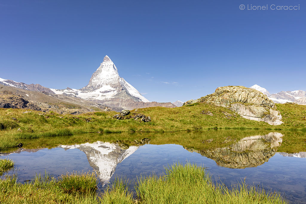 Photographie du sommet Cervin - Matterhorn dans les Alpes Suisses. Photo d'art de montagne de Lionel Caracci, qui expose par ailleurs ses décorations murales chez Krom Galerie Lyon.
