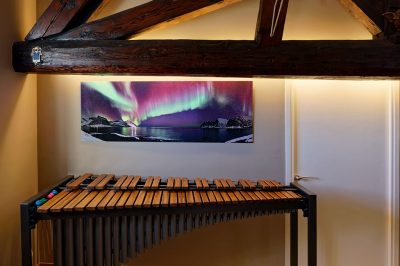 Tirage d'art « Aurore Boréale vs Dents du Diable ». Photographie d'Aurore Boréale et Paysage de Montagne réalisé par le photographe Lionel Caracci. Il expose par ailleurs son travail Photo dans sa Galerie d'art à Lyon 2.