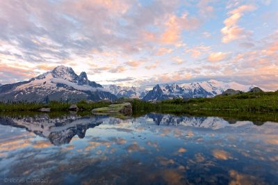 Photo des Lacs des Chéserys devant le Mont-Blanc au coucher du Soleil, ainsi que le reflet des Alpes. Photographie d'art de Montagne de Lionel Caracci, qui expose par ailleurs ses Décorations murales chez Krom Galerie Lyon : Photo de Montagne à acheter.