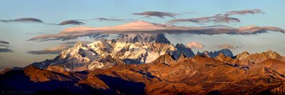 Cadre Photo panoramique du Mont-Blanc dans un coucher de Soleil d'Automne, ainsi qu'un nuage Pileus qui le coiffe. Photographie d'art de Montagne des Alpes de Lionel Caracci, qui expose par ailleurs ses Décorations murales dans sa Galerie d'art à Lyon 2.