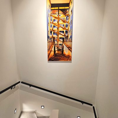 Décoration murale sur-mesure avec cette Photographie d'art de 59x160 cm, réalisée à Lyon. En effet, Lionel Caracci est un photographe Lyonnais qui présente son travail Photo dans sa Galerie d'art à Lyon 2.