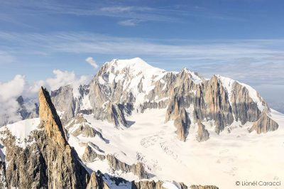Photographie aérienne de la Dent du Géant, sommet montagneux des Alpes, ainsi que le Mont-Blanc. Photo d'art de Montagne de Lionel Caracci, qui expose par ailleurs ses Décorations murales dans sa Galerie d'art à Lyon 2.