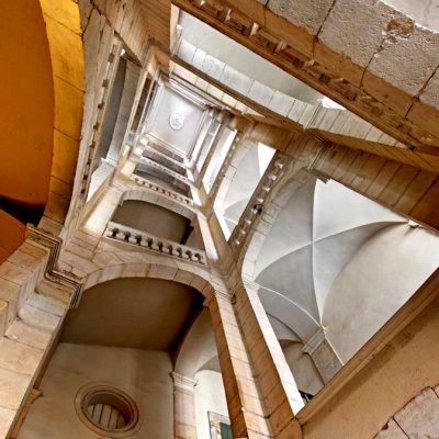 Photographie du bel Escalier des Feuillants à Lyon, au cœur d'une Traboule typique de l'architecture Lyonnaise. Photo de Lyon de Lionel Caracci, qui expose par ailleurs ses Décorations murales dans sa Galerie d'art à Lyon 2.