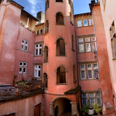 Photographie de la Tour Rose dans le Vieux Lyon, Traboule dite "Maison du Crible". Photo d'art de Lyon de Lionel Caracci, qui expose par ailleurs ses Décorations murales dans sa Galerie d'art à Lyon 2.