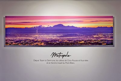 Tirage d'art « Métropole de Lyon et Alpes » en grand format, réalisé par le photographe Lyonnais Lionel Caracci. Il expose par ailleurs son travail Photo dans sa Galerie d'art à Lyon 2.