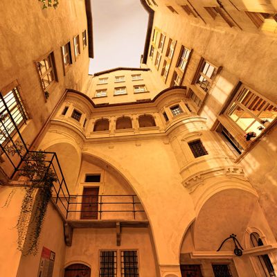 Photo de Traboule et Miraboule du Vieux Lyon : la Galerie Philibert Delorme, d'architecture Renaissance italienne. Photographie de Lyon de Lionel Caracci, qui expose par ailleurs ses Décorations murales dans sa Galerie d'art à Lyon 2.