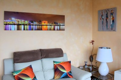 Tirage d'art numéroté « Quai Rambaud Confluence » de la Galerie de Photos Krom située à Lyon Centre. Cette Décoration murale est de plus fabriquée à Lyon. Photographie de Lyon de Lionel Caracci, photographe Lyonnais, qui présente par ailleurs son travail dans sa boutique Photo à Bellecour.