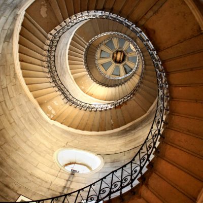 Photographie de Lyon, ainsi qu'un Escalier dans une tour de la Basilique de Fourvière. Photo de Lyon de Lionel Caracci, qui expose par ailleurs ses Décorations murales dans sa Galerie d'art à Lyon 2.