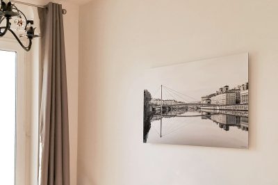 Tirage d'art numéroté « Symétrie Quais de Saône N&B » de la Galerie de Photos Krom située à Lyon Centre. Cette Décoration murale est de plus fabriquée à Lyon. Photographie de Lyon en noir et blanc de Lionel Caracci, photographe Lyonnais, qui présente par ailleurs son travail dans sa boutique Photo à Bellecour.