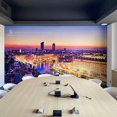 Photographie de Lyon sur Tissu tendu (4,7m x 2,7 m) de la Galerie de Photos Krom, située à Bellecour. Par ailleurs, cette Décoration de Bureau Professionnel est fabriquée à Lyon. Photo de Lyon de Lionel Caracci, qui présente par ailleurs son travail dans son magasin à Lyon 2, à destination du particulier comme du bureau d'entreprise.