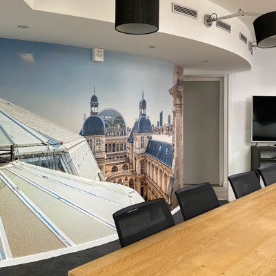 Photo de Lyon grand format (3,4 m x 2 m) sur toile encollée, en décoration murale d'espace d'entreprise. Par ailleurs, cette Déco de Bureau Professionnel est fabriquée à Lyon. Photographie de Lyon de Lionel Caracci, qui présente aussi son travail dans sa Galerie d'art à Lyon 2.