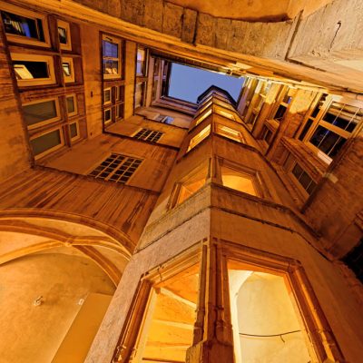 Photo de Traboule du Vieux Lyon, ainsi que son escalier situé dans une Tour. Photographie de Lyon de Lionel Caracci, qui expose par ailleurs ses Décorations murales dans sa Galerie d'art à Lyon 2.